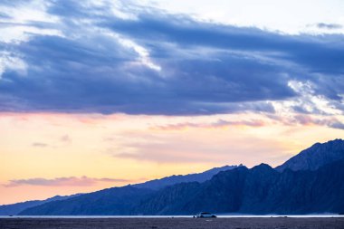 Lagoona sahilinde güzel bir gün batımı, Dahab, Mısır