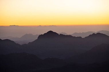 Güney Sina 'daki Mousa Dağı' nın tepesinde güneş doğarken dağ katmanları. Günbatımında Sina Dağları, Mısır