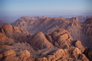 Güney Sina 'daki Mousa Dağı' nın tepesinde güneş doğarken dağ katmanları. Günbatımında Sina Dağları, Mısır