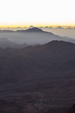 Güney Sina 'daki Mousa Dağı' nın tepesinde güneş doğarken dağ katmanları. Günbatımında Sina Dağları, Mısır