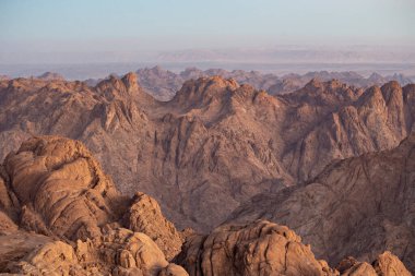 Güney Sina 'daki Mousa Dağı' nın tepesinde güneş doğarken dağ katmanları. Günbatımında Sina Dağları, Mısır