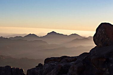 Güney Sina 'daki Mousa Dağı' nın tepesinde güneş doğarken dağ katmanları. Günbatımında Sina Dağları, Mısır