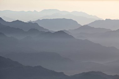 Güney Sina 'daki Mousa Dağı' nın tepesinde güneş doğarken dağ katmanları. Günbatımında Sina Dağları, Mısır