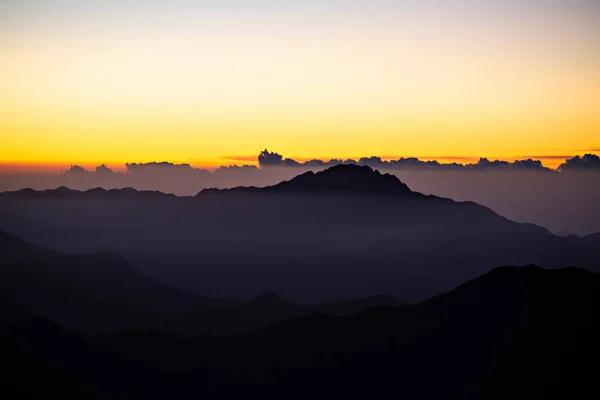 Στρώματα Βουνού Στην Ανατολή Του Ηλίου Στην Κορυφή Του Βουνού — Φωτογραφία Αρχείου