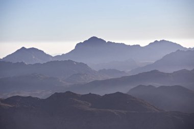 Güney Sina 'daki Mousa Dağı' nın tepesinde güneş doğarken dağ katmanları. Günbatımında Sina Dağları, Mısır