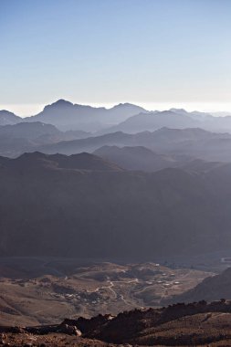 Güney Sina 'daki Mousa Dağı' nın tepesinde güneş doğarken dağ katmanları. Günbatımında Sina Dağları, Mısır