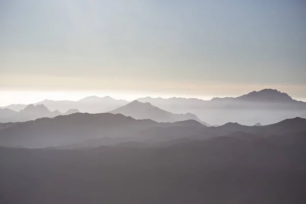 Στρώματα Βουνού Στην Ανατολή Του Ηλίου Στην Κορυφή Του Βουνού — Φωτογραφία Αρχείου