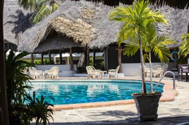 WATAMU, KENYA - Aralık 2020: Yüzme havuzlu lüks otel, Blue Bay Village, Watamu, Kenya