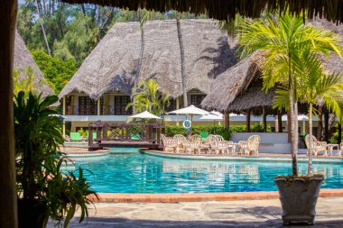 WATAMU, KENYA - Aralık 2020: Yüzme havuzlu lüks otel, Blue Bay Village, Watamu, Kenya