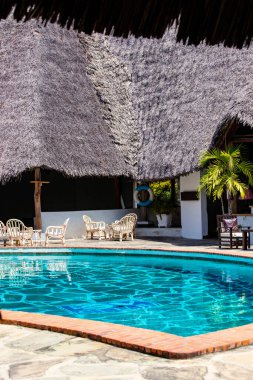 WATAMU, KENYA - Aralık 2020: Yüzme havuzlu lüks otel, Blue Bay Village, Watamu, Kenya