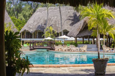 WATAMU, KENYA - Aralık 2020: Yüzme havuzlu lüks otel, Blue Bay Village, Watamu, Kenya