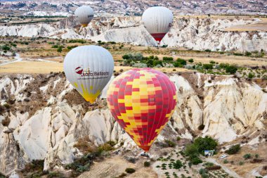 GOREME, TURKEY - Aralık 2018: Kapadokya üzerinde havada renkli sıcak hava balonları (Kapadokya), Greme Turkey