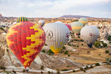 GOREME, TURKEY - Aralık 2018: Kapadokya üzerinde havada renkli sıcak hava balonları (Kapadokya), Greme Turkey