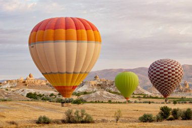 GOREME, TURKEY - Aralık 2018: Kapadokya üzerinde havada renkli sıcak hava balonları (Kapadokya), Greme Turkey