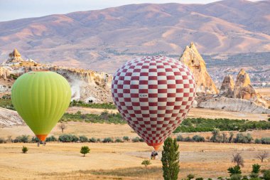 GOREME, TURKEY - Aralık 2018: Kapadokya üzerinde havada renkli sıcak hava balonları (Kapadokya), Greme Turkey