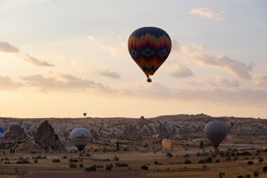 GOREME, TURKEY - Eylül 2020: Kapadokya 'da Sıcak Hava Balonu, Türkiye