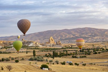 GOREME, TURKEY - Aralık 2018: Kapadokya üzerinde havada renkli sıcak hava balonları (Kapadokya), Greme Turkey