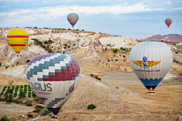 Goreme Turkey Δεκέμβριος 2018 Πολύχρωμα Αερόστατα Στον Αέρα Πάνω Από — Φωτογραφία Αρχείου