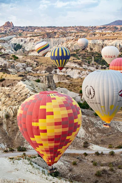 Goreme Turkey Δεκέμβριος 2018 Πολύχρωμα Αερόστατα Στον Αέρα Πάνω Από — Φωτογραφία Αρχείου