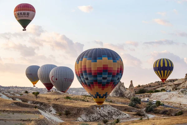 Goreme Turkey Δεκέμβριος 2018 Πολύχρωμα Αερόστατα Στον Αέρα Πάνω Από — Φωτογραφία Αρχείου