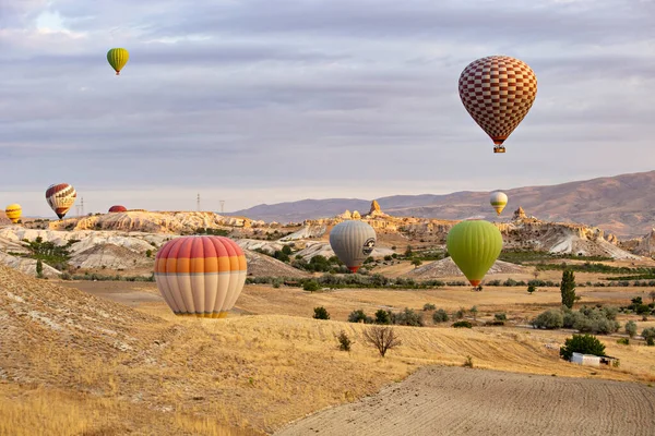 Goreme Turkey Grudzień 2018 Kolorowe Balony Ogrzane Powietrze Nad Kapadocją — Zdjęcie stockowe