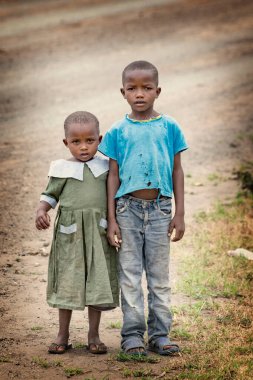 VOI, KENYA - Ocak 2021: Kenyalı çocuklar yolda: Voi, Kenya 'da erkek ve kız resimleri