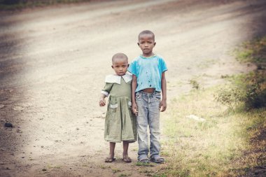 VOI, KENYA - Ocak 2021: Kenyalı çocuklar yolda: Voi, Kenya 'da erkek ve kız resimleri