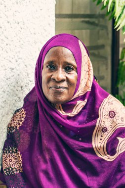Watamu, Kenya - Ocak 2021: Afrikalı Müslüman kadın portresi, Watamu, Kenya