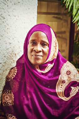 Watamu, Kenya - Ocak 2021: Afrikalı Müslüman kadın portresi, Watamu, Kenya