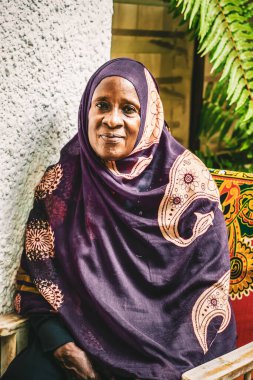 Watamu, Kenya - Ocak 2021: Afrikalı Müslüman kadın portresi, Watamu, Kenya
