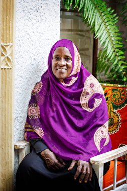 Watamu, Kenya - Ocak 2021: Afrikalı Müslüman kadın portresi, Watamu, Kenya