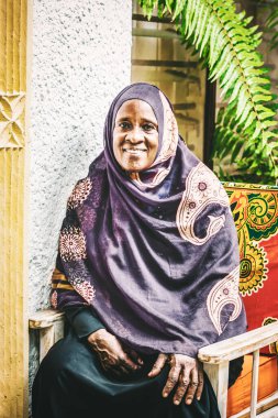 Watamu, Kenya - Ocak 2021: Afrikalı Müslüman kadın portresi, Watamu, Kenya