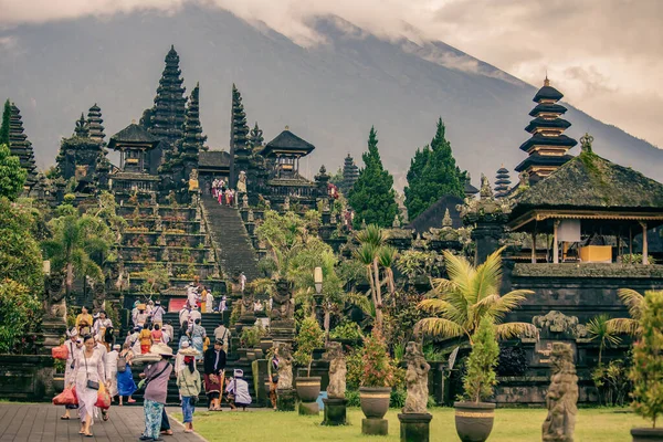 Bali Indonesia Febrero 2020 Personas Que Visitan Templo Pura Besakih — Foto de Stock