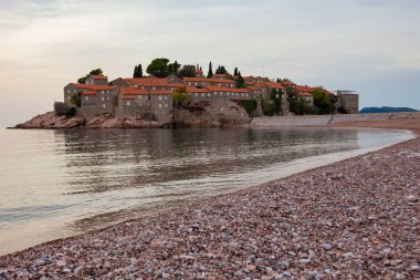 SVETİ STEFAN, MONTENEGRO - Ekim 2020: Sveti Stefan Adası, Karadağ