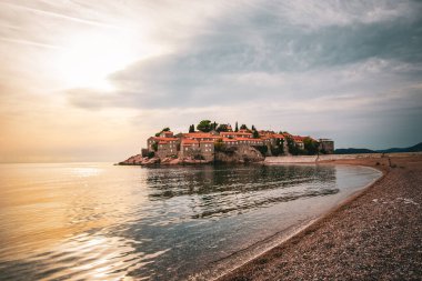 SVETİ STEFAN, MONTENEGRO - Ekim 2020: Sveti Stefan Adası, Karadağ