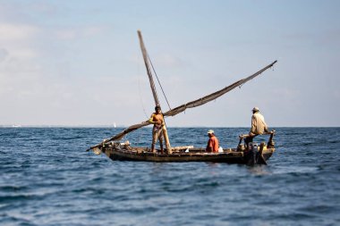 WATAMU, KENYA - Aralık 2020: Watamu, Kenya 'daki Blue Bay plajı. Watamu sahilinde kayıklar ve uçurumlar.
