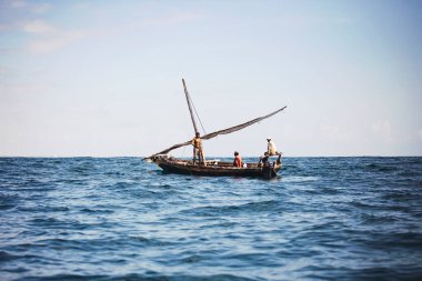 WATAMU, KENYA - Aralık 2020: Watamu, Kenya 'daki Blue Bay plajı. Watamu sahilinde kayıklar ve uçurumlar.