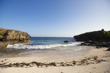 Watamu, Kenya 'daki Garoda plajı. Watamu sahilindeki kayalıklar.