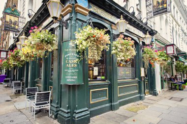 LONDON, UNITED KINGDOM - Ekim 2019: Eski geleneksel İngiliz Pub, Bira Fabrikası, Bar girişi Orta Londra, Birleşik Krallık 'ta çiçeklerle süslenmiş