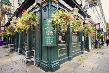 LONDON, UNITED KINGDOM - Ekim 2019: Eski geleneksel İngiliz Pub, Bira Fabrikası, Bar girişi Orta Londra, Birleşik Krallık 'ta çiçeklerle süslenmiş