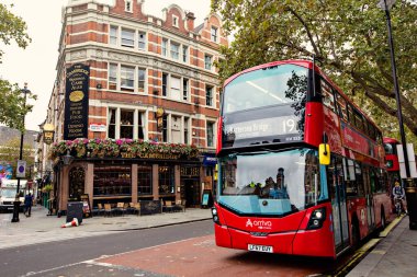 Londra şehir merkezindeki otobüs durağında çift katlı otobüs.