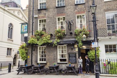 Eski geleneksel İngiliz Pub, Bira Fabrikası, Londra 'nın merkezinde çiçeklerle süslenmiş bir bar girişi.
