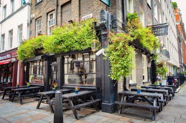 Eski geleneksel İngiliz Pub, Bira Fabrikası, Londra 'nın merkezinde çiçeklerle süslenmiş bir bar girişi.
