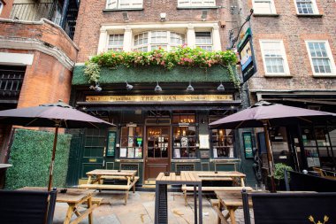 Eski geleneksel İngiliz Pub, Bira Fabrikası, Londra 'nın merkezinde çiçeklerle süslenmiş bir bar girişi.