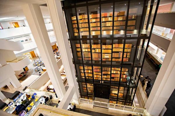 ロンドン 10月2019 英国図書館のインテリア ロンドン 英国のホール内の王の図書館 — ストック写真