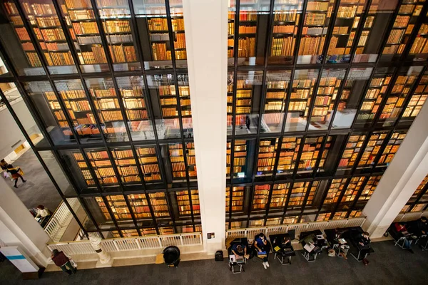 ロンドン 10月2019 英国図書館のインテリア ロンドン 英国のホール内の王の図書館 — ストック写真