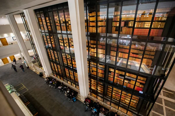 ロンドン 10月2019 英国図書館のインテリア ロンドン 英国のホール内の王の図書館 — ストック写真