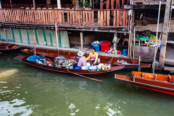Бангкок Таиланд Март 2019 Года Люди Продающие Еду Напитки Плавучем — стоковое фото