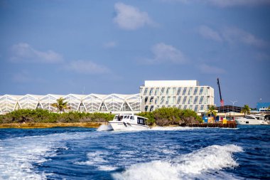 Maldivler 'deki Uluslararası Erkek Havaalanı yakınlarındaki limanda yolcu gemileri