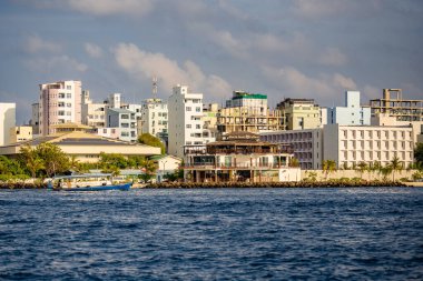 Erkek şehir silüeti, tekneden manzara, Maldivler